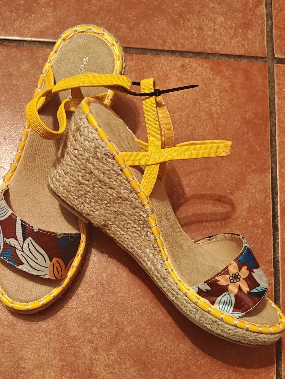 Kids Yellow Floral Strap Sandals